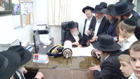 הגר"י זילברשטיין בכתיבת אותיות בערב החג