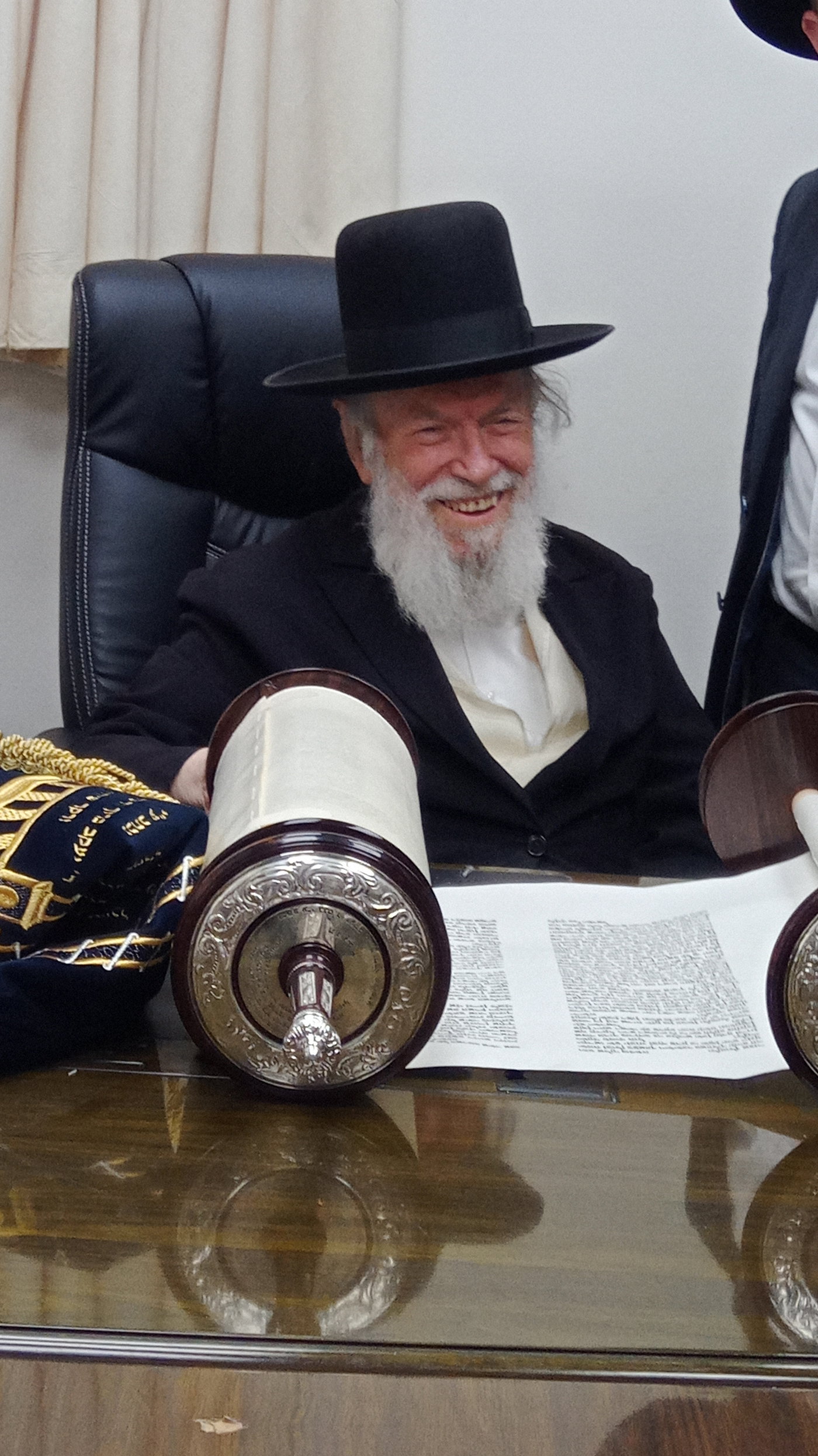 הגר"י זילברשטיין בכתיבת אותיות בערב החג