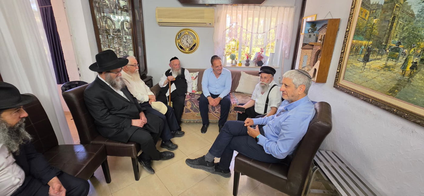 רבנים, פוליטיקאים, אנשי עסקים: גלריית מנחמים אצל העסקן החסידי
