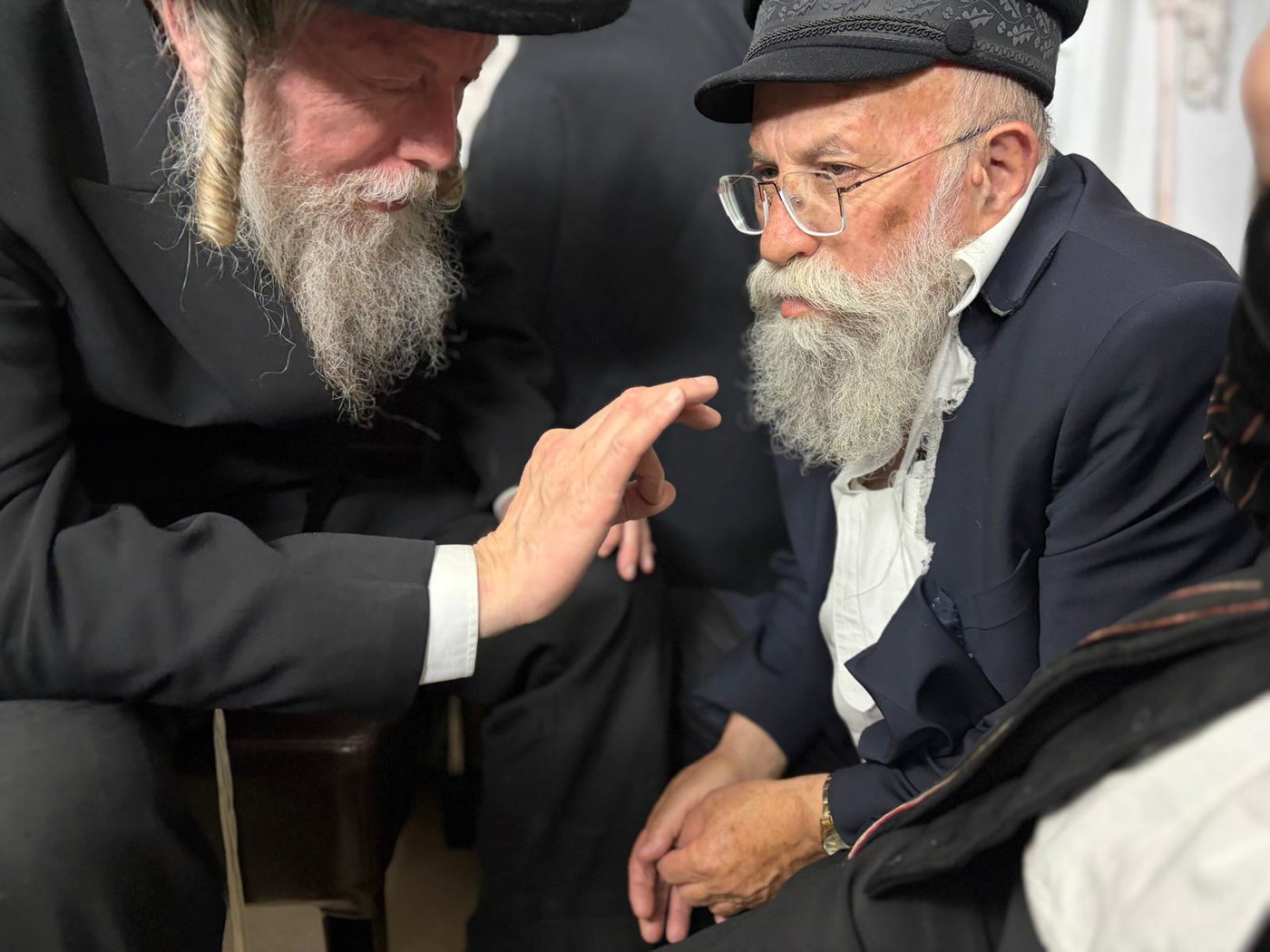 רבנים, פוליטיקאים, אנשי עסקים: גלריית מנחמים אצל העסקן החסידי