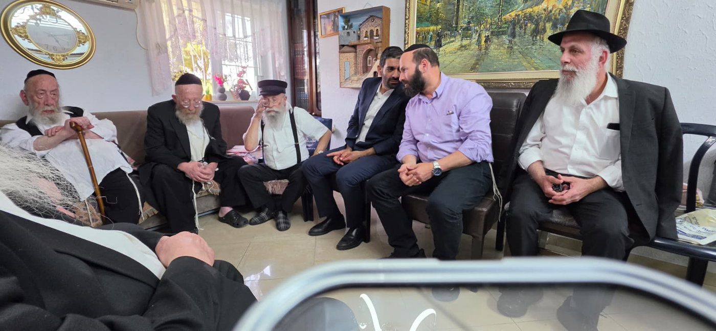 רבנים, פוליטיקאים, אנשי עסקים: גלריית מנחמים אצל העסקן החסידי
