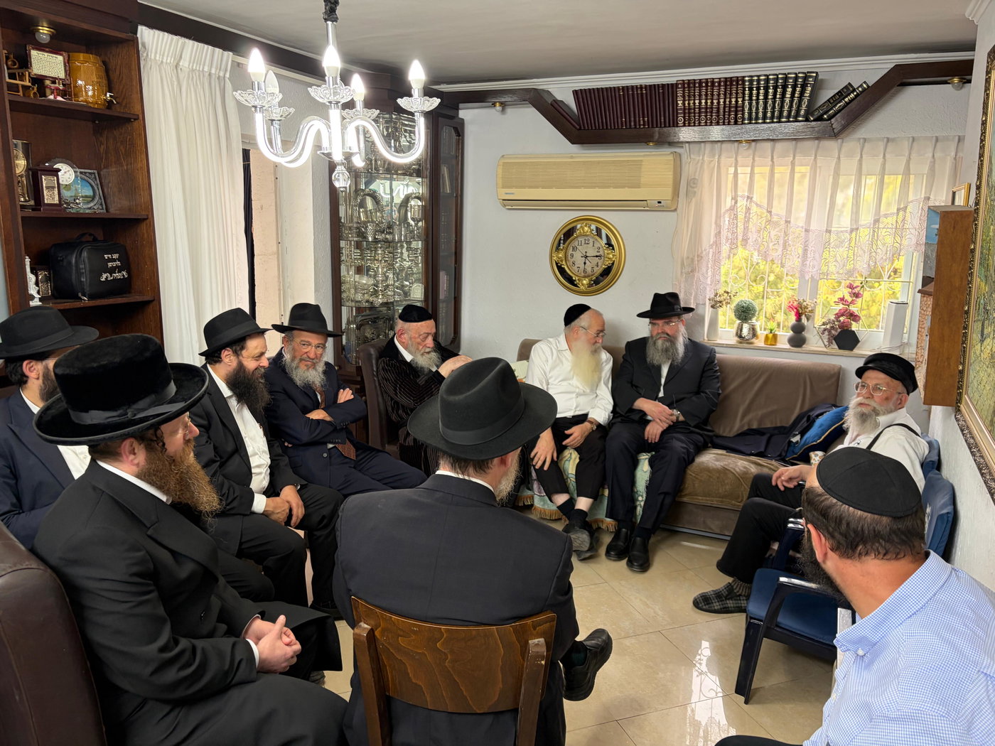רבנים, פוליטיקאים, אנשי עסקים: גלריית מנחמים אצל העסקן החסידי