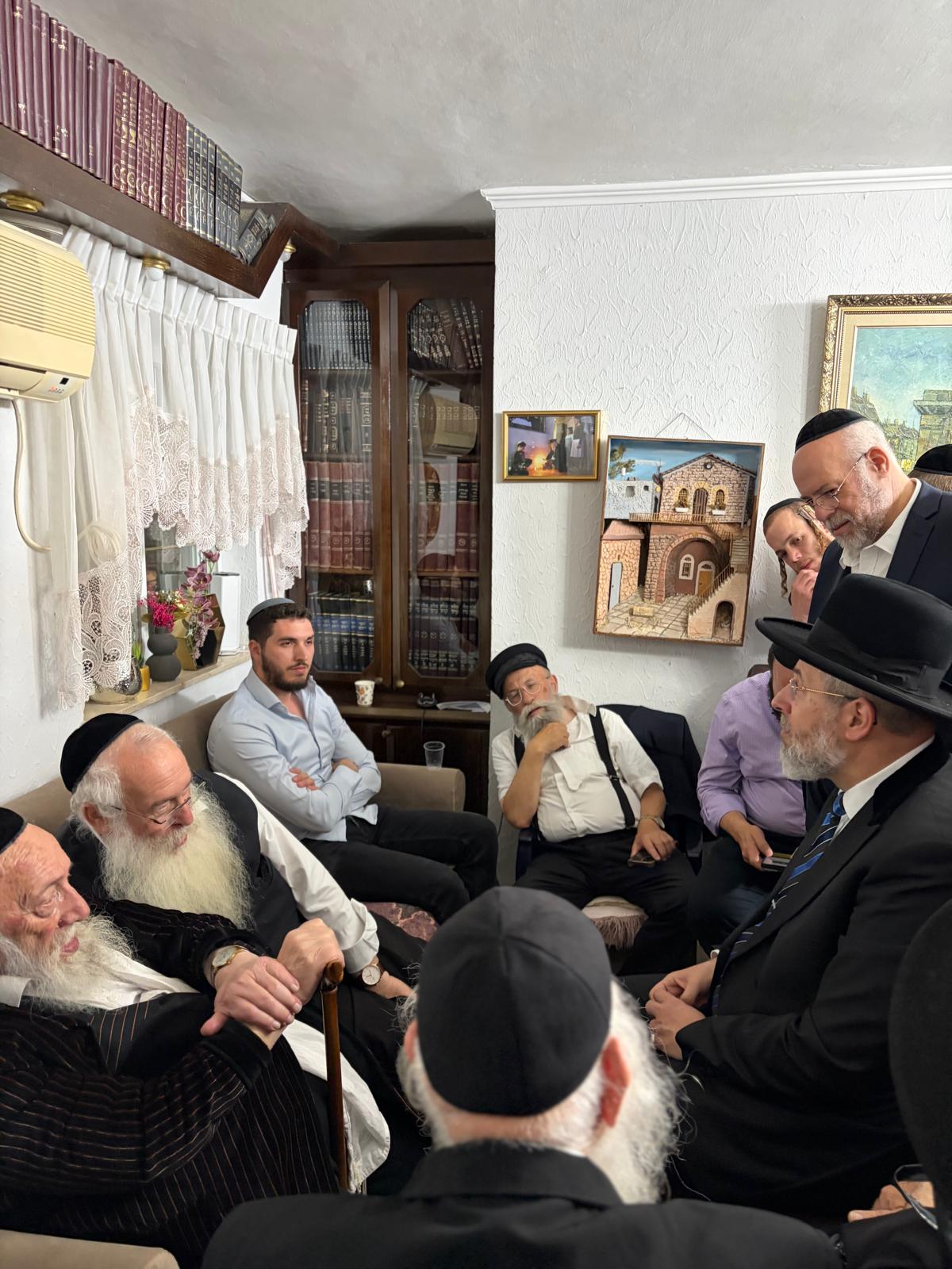 רבנים, פוליטיקאים, אנשי עסקים: גלריית מנחמים אצל העסקן החסידי
