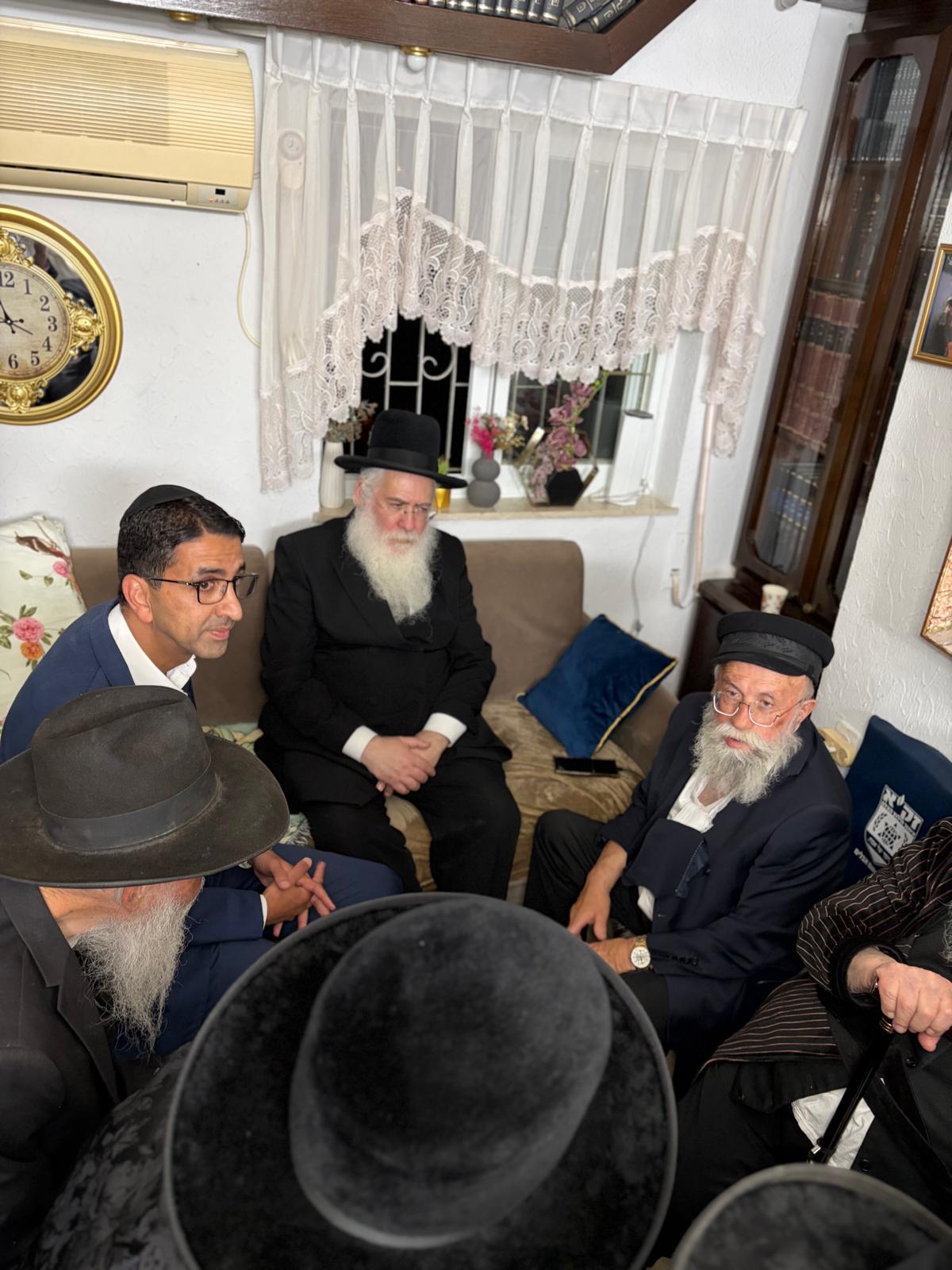 רבנים, פוליטיקאים, אנשי עסקים: גלריית מנחמים אצל העסקן החסידי
