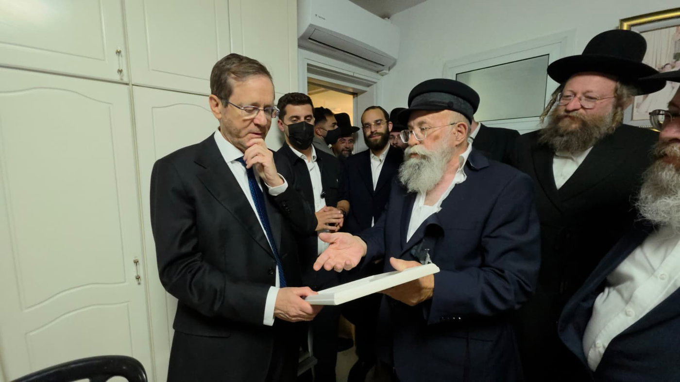 רבנים, פוליטיקאים, אנשי עסקים: גלריית מנחמים אצל העסקן החסידי