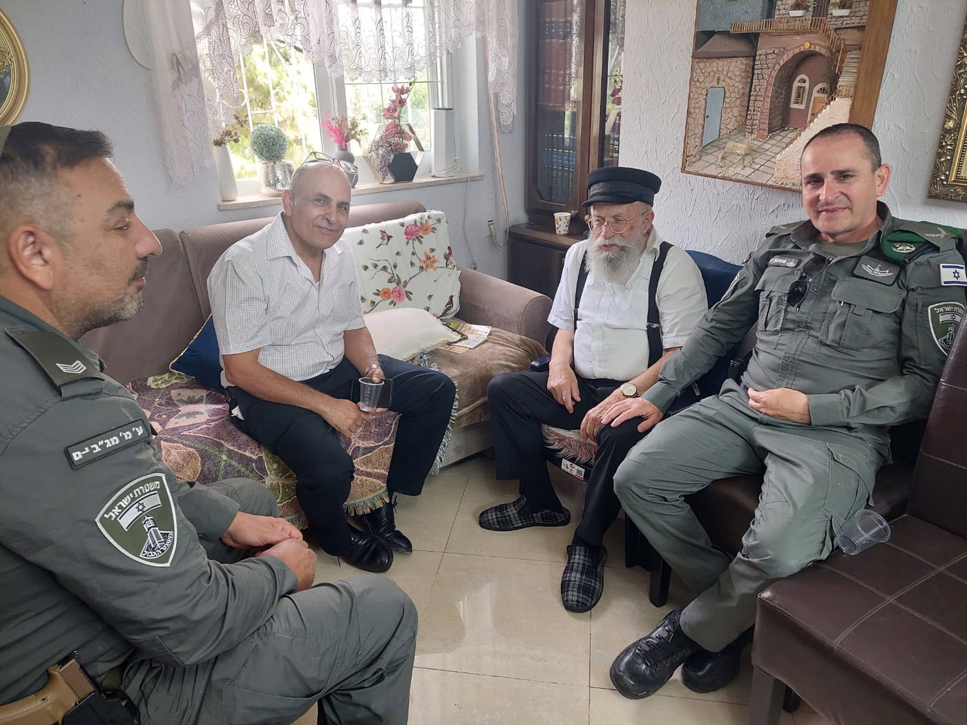 רבנים, פוליטיקאים, אנשי עסקים: גלריית מנחמים אצל העסקן החסידי