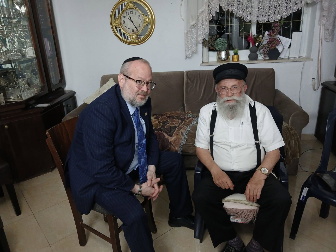 רבנים, פוליטיקאים, אנשי עסקים: גלריית מנחמים אצל העסקן החסידי