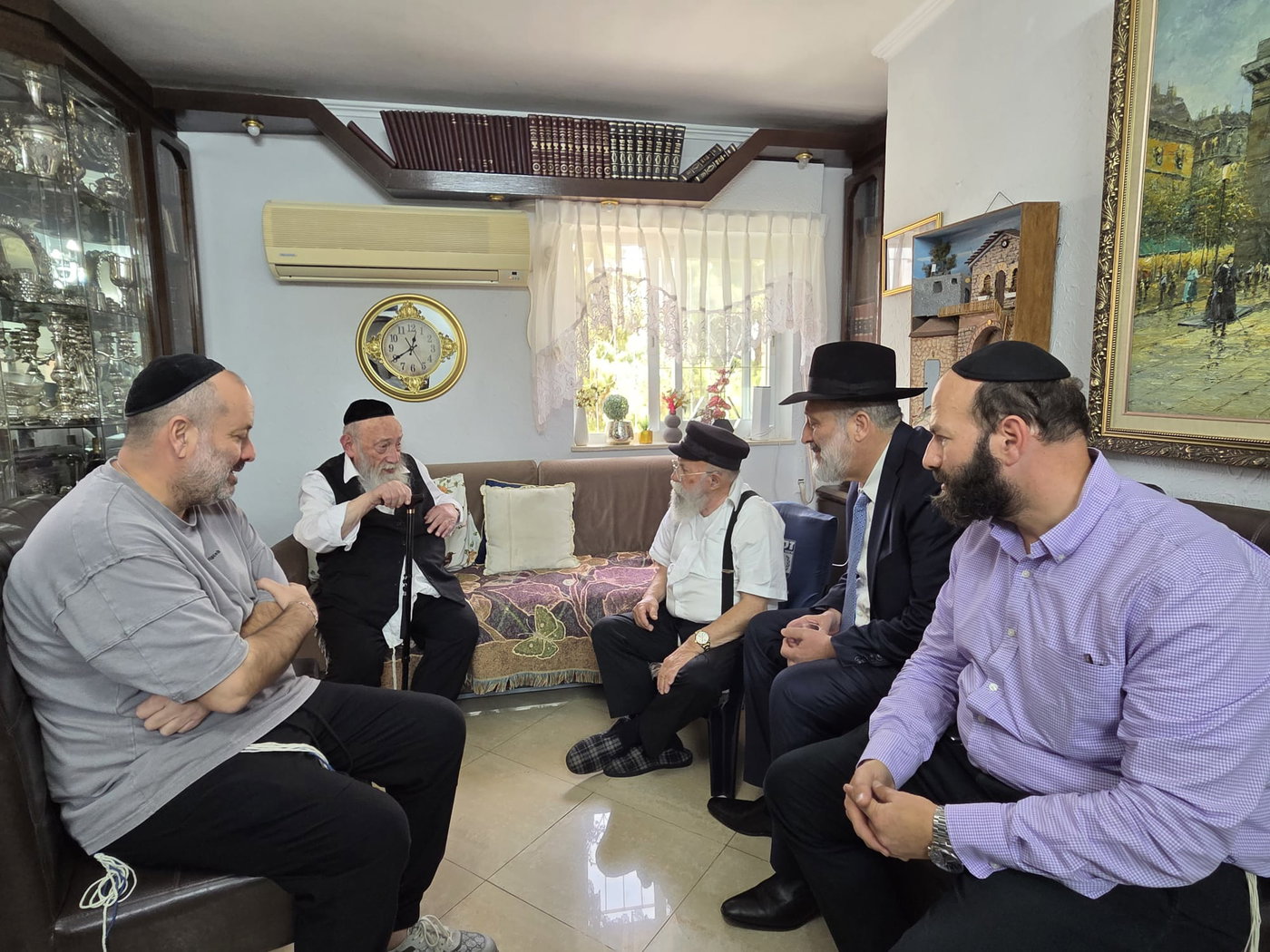 רבנים, פוליטיקאים, אנשי עסקים: גלריית מנחמים אצל העסקן החסידי