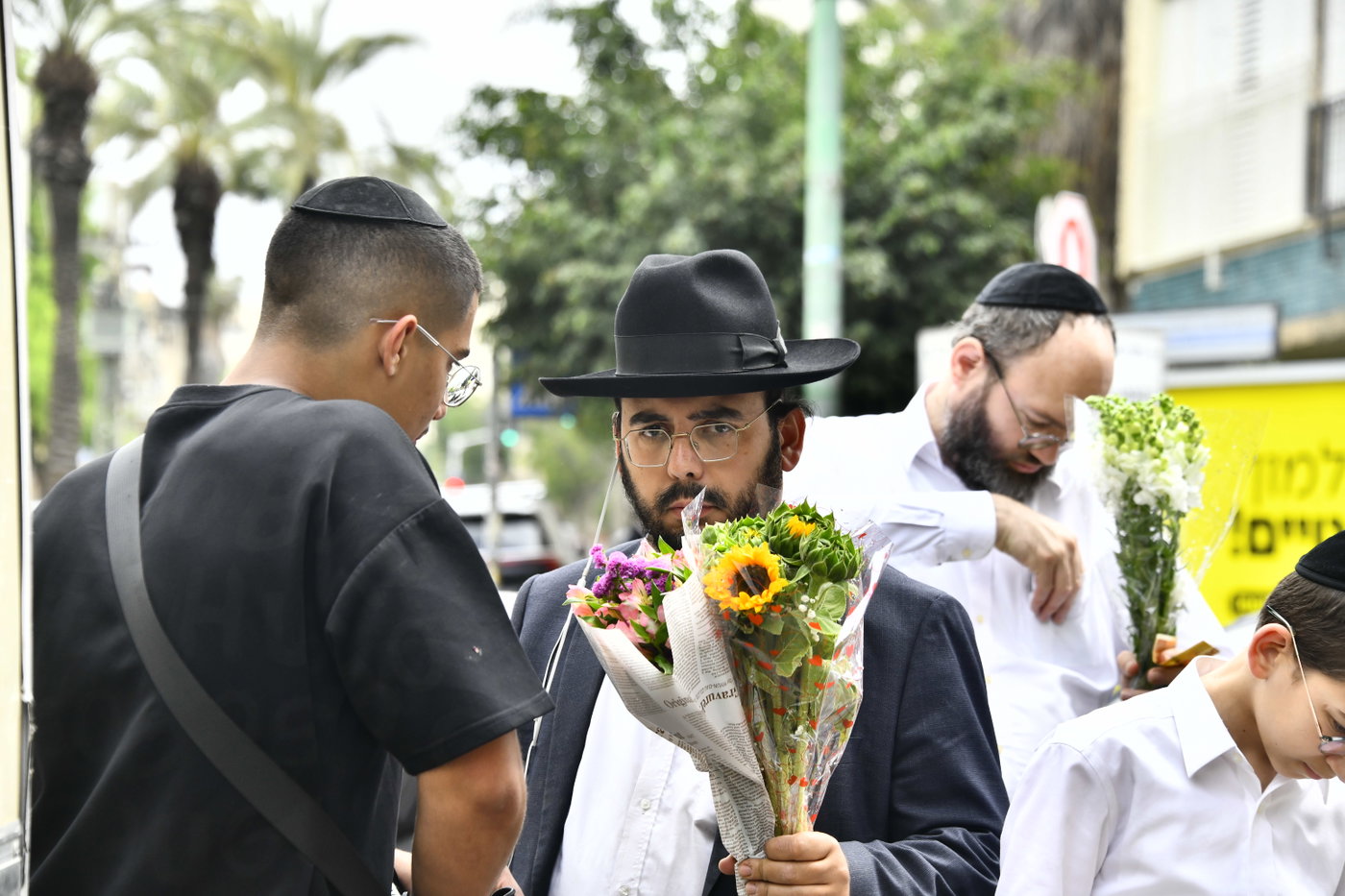ערב חג השבועות בבני ברק