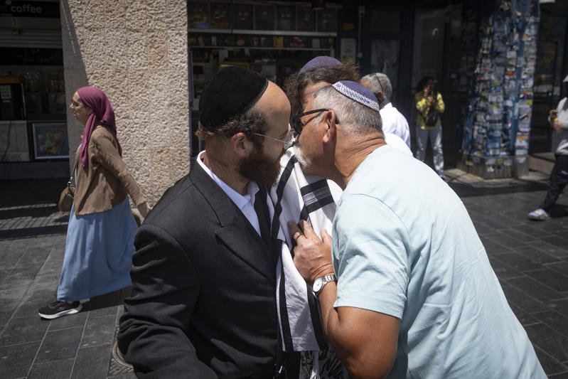חסיד גור תועד בדרך למילואים; אנשים נעצרו לנשק את ספר התורה שבידיו