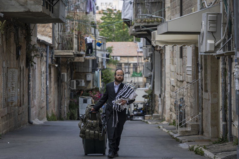 חסיד גור תועד בדרך למילואים; אנשים נעצרו לנשק את ספר התורה שבידיו