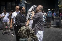 חסיד גור תועד בדרך למילואים; אנשים נעצרו לנשק את ספר התורה שבידיו