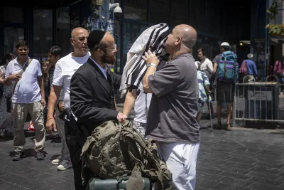 בדרך למילואים בלבנון: אנשים נעצרו לנשק את ספר התורה שבידי הלוחם החסידי 