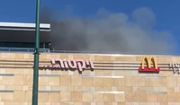 שריפה משתוללת בקניון בהרצליה, כוחות חירום מפנים לקוחות