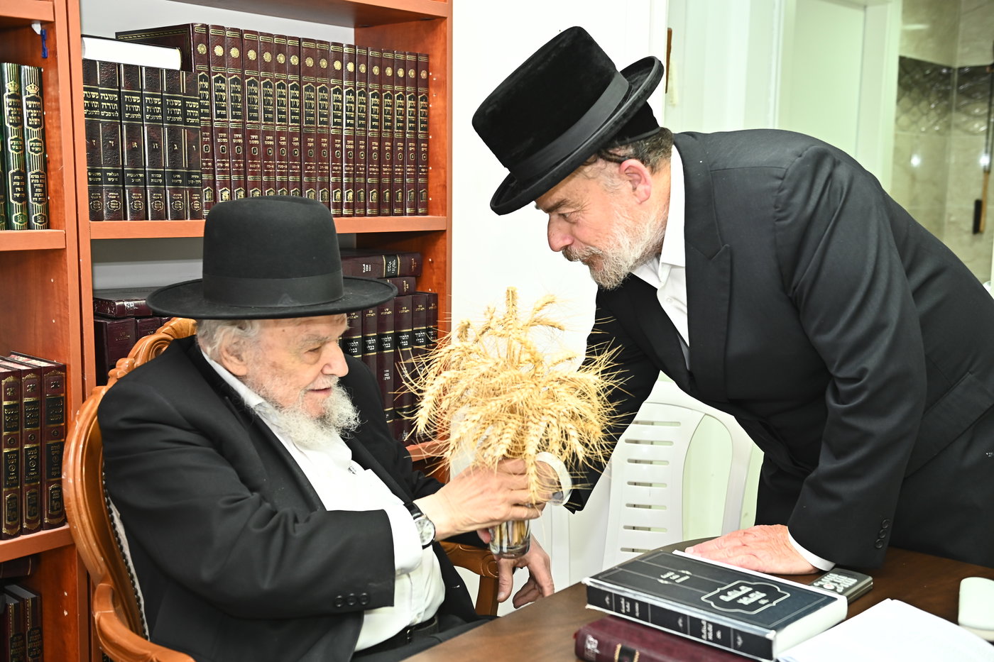 גדולי ישראל מקבלים את ראשית קצירת החיטים בערב החג