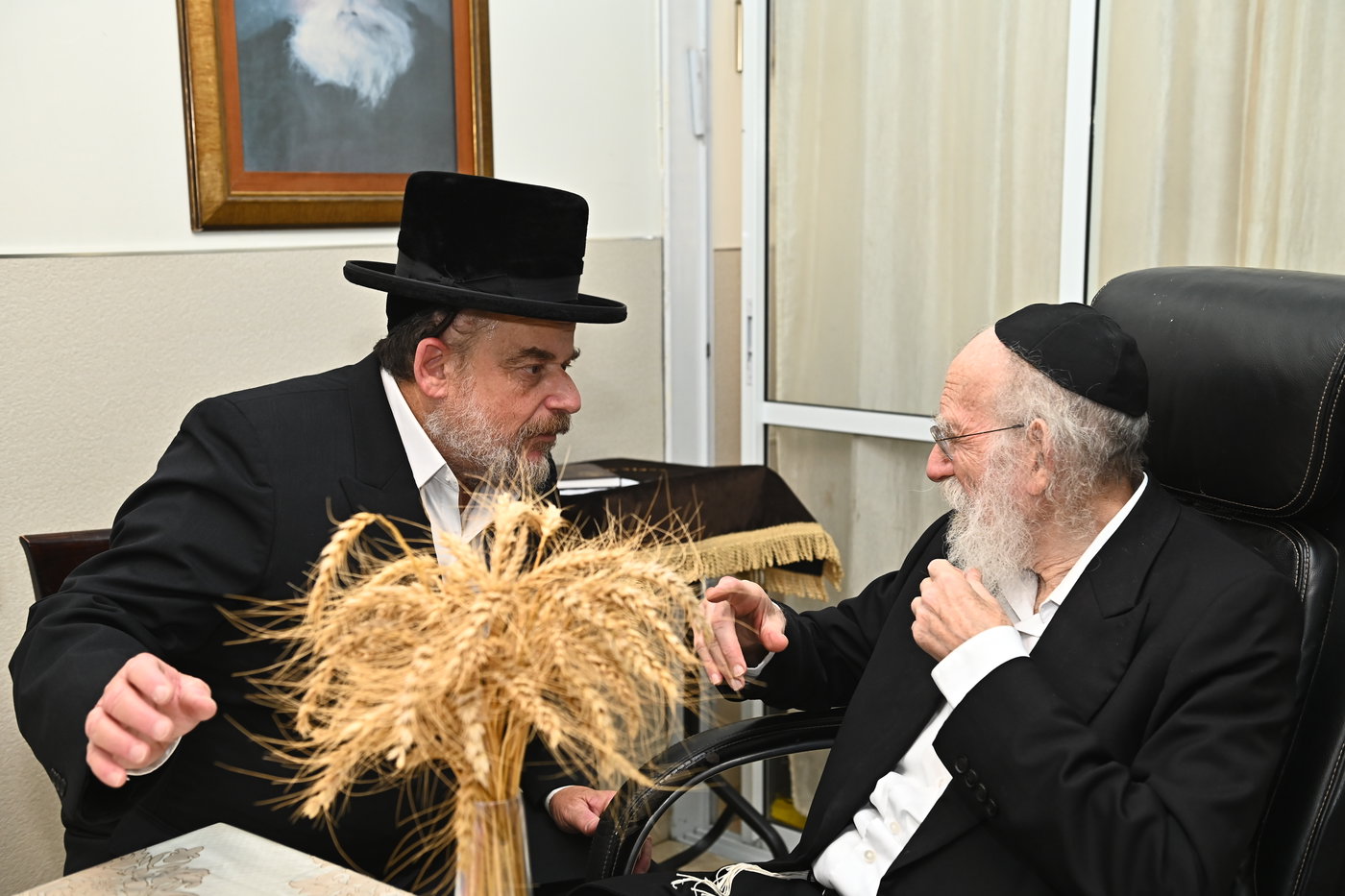גדולי ישראל מקבלים את ראשית קצירת החיטים בערב החג