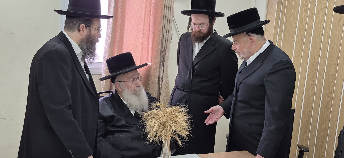 גדולי ישראל מקבלים את ראשית קצירת החיטים בערב החג