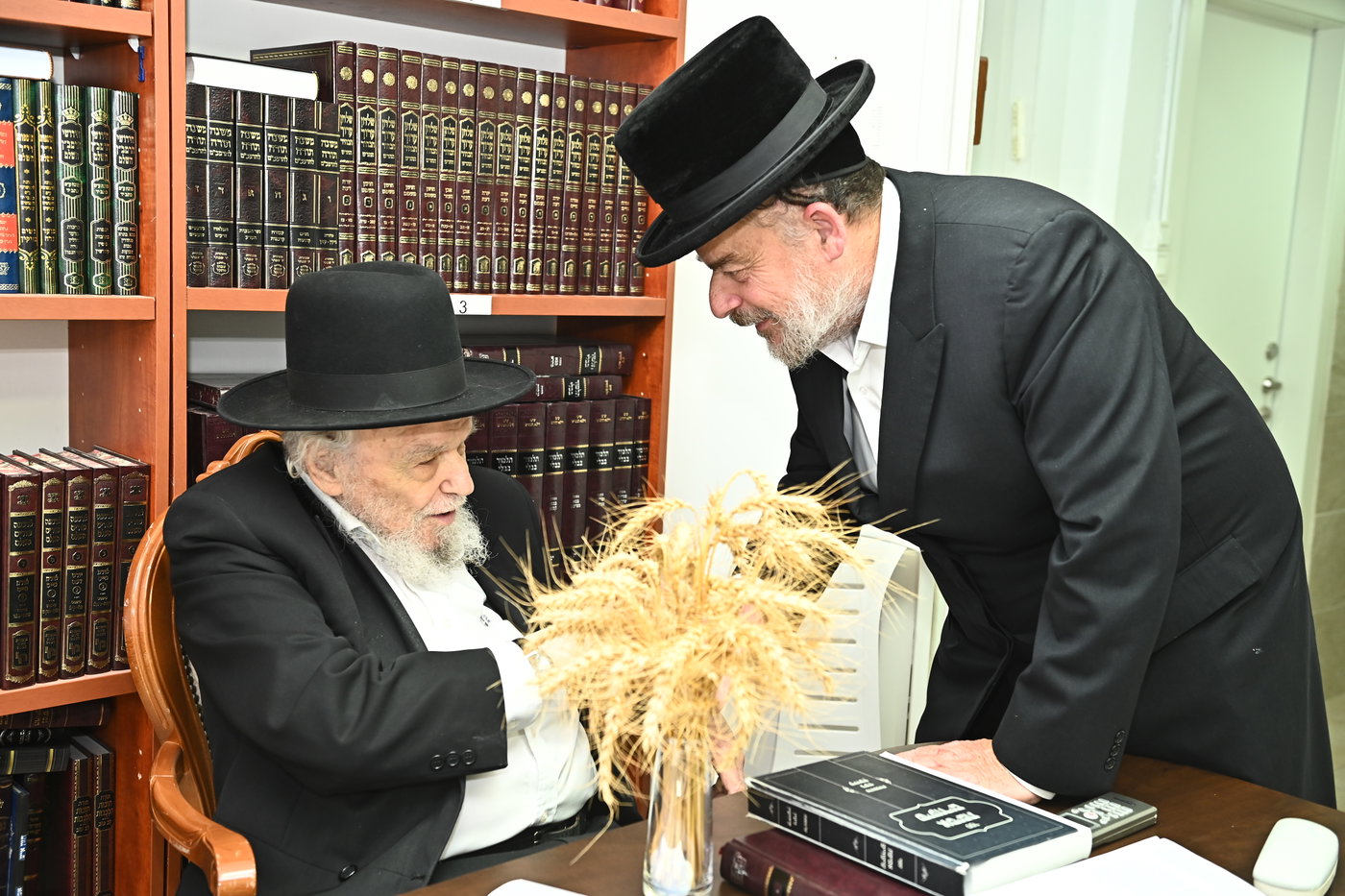 גדולי ישראל מקבלים את ראשית קצירת החיטים בערב החג