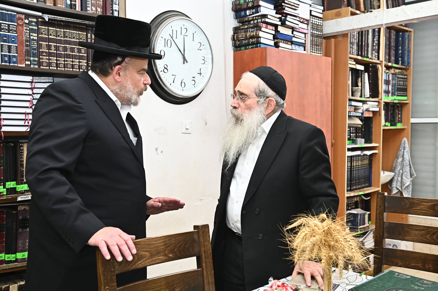 גדולי ישראל מקבלים את ראשית קצירת החיטים בערב החג