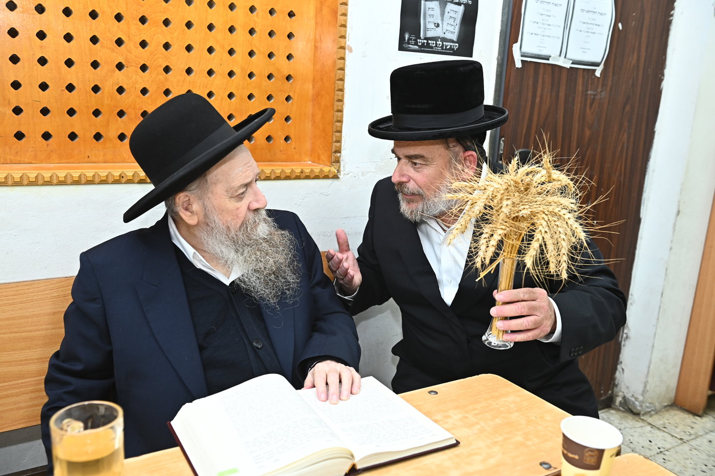 גדולי ישראל מקבלים את ראשית קצירת החיטים בערב החג