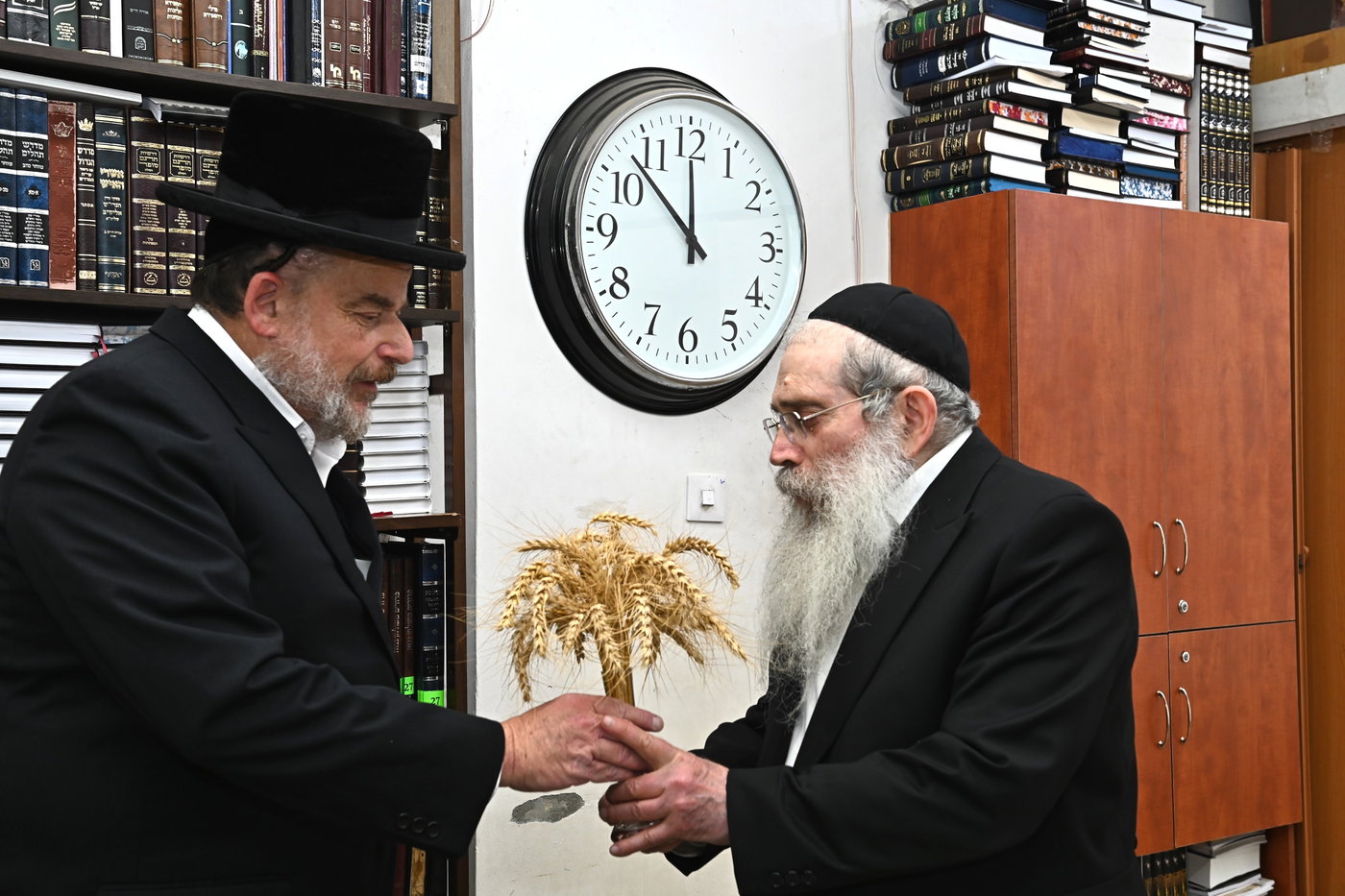 גדולי ישראל מקבלים את ראשית קצירת החיטים בערב החג