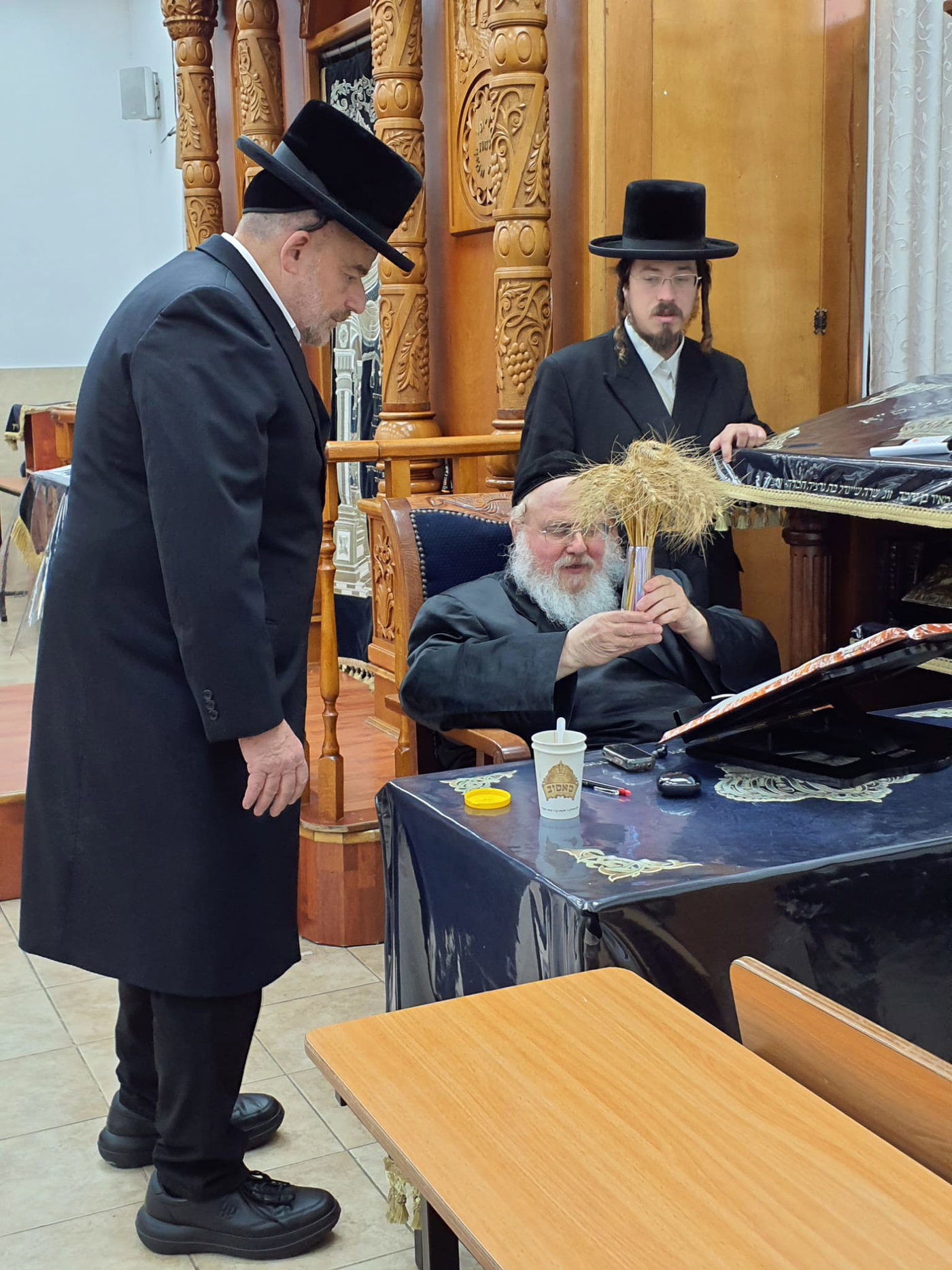 גדולי ישראל מקבלים את ראשית קצירת החיטים בערב החג