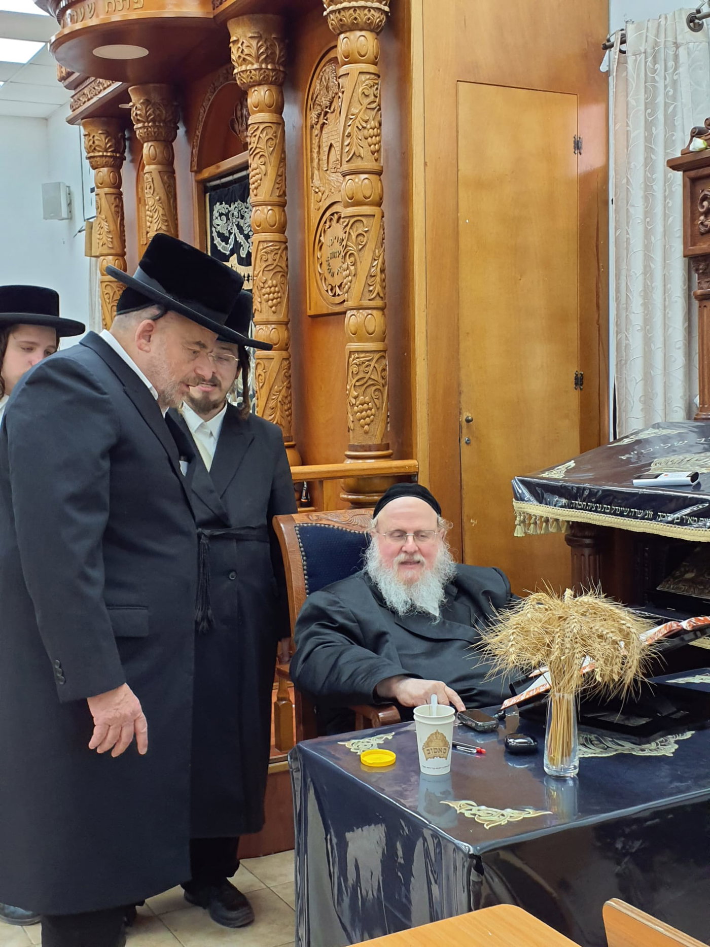 גדולי ישראל מקבלים את ראשית קצירת החיטים בערב החג