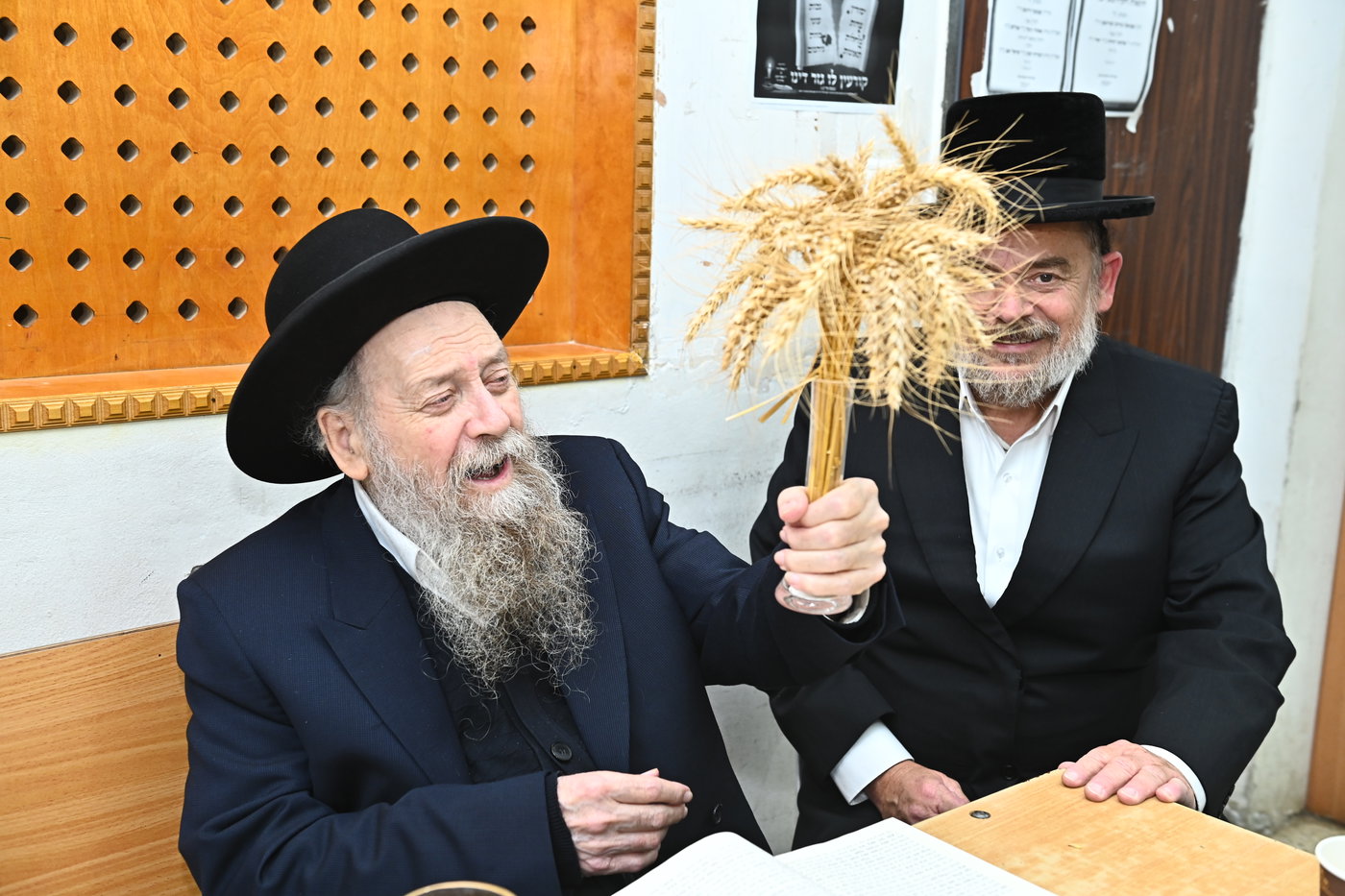 גדולי ישראל מקבלים את ראשית קצירת החיטים בערב החג