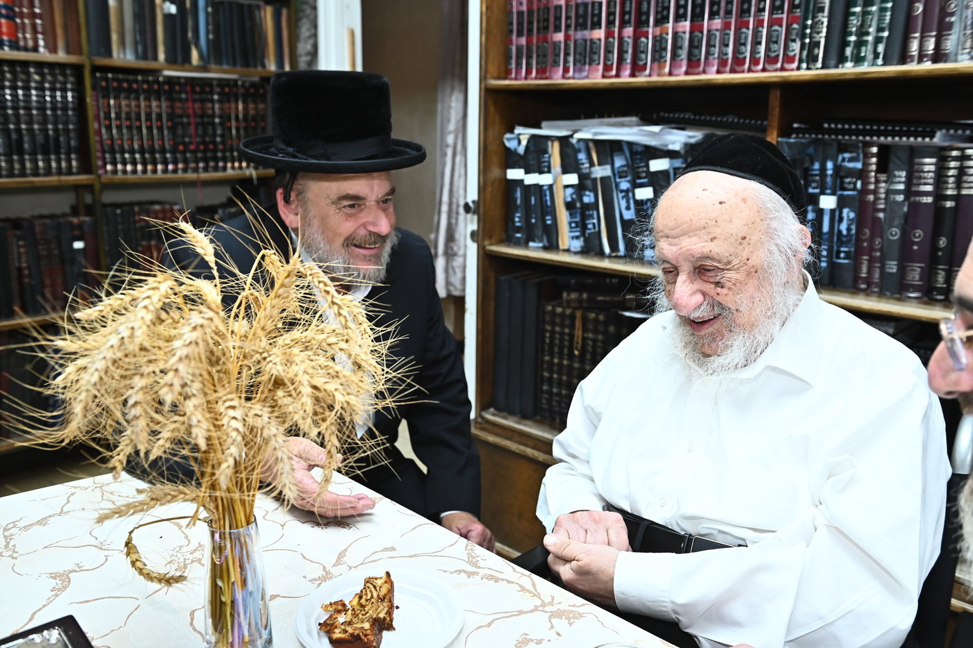 גדולי ישראל מקבלים את ראשית קצירת החיטים בערב החג