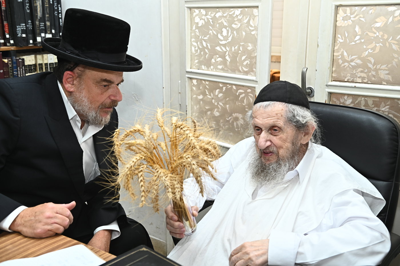 גדולי ישראל מקבלים את ראשית קצירת החיטים בערב החג