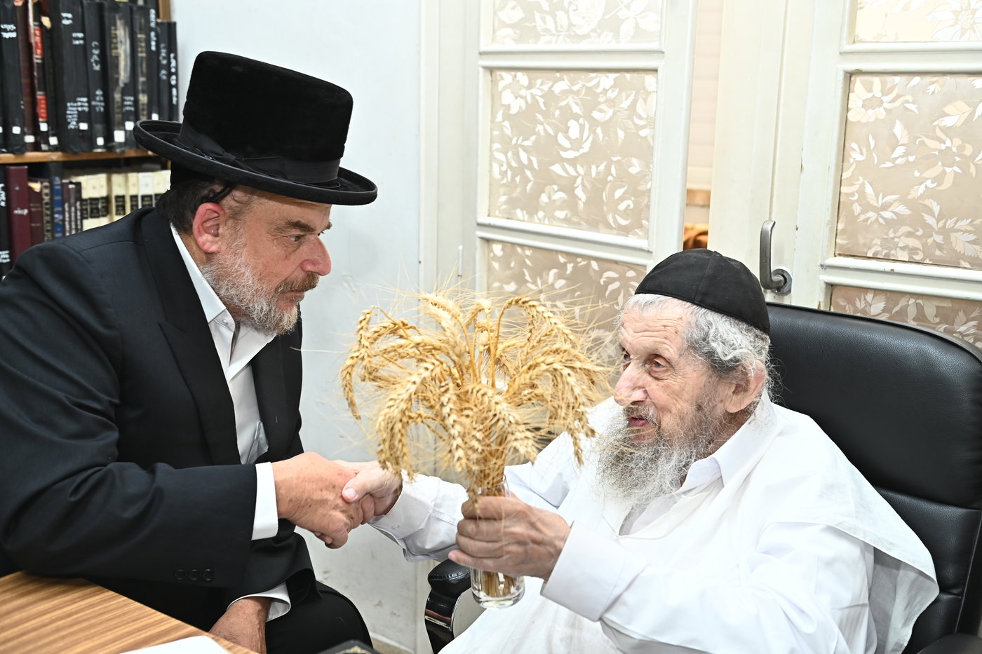 גדולי ישראל מקבלים את ראשית קצירת החיטים בערב החג