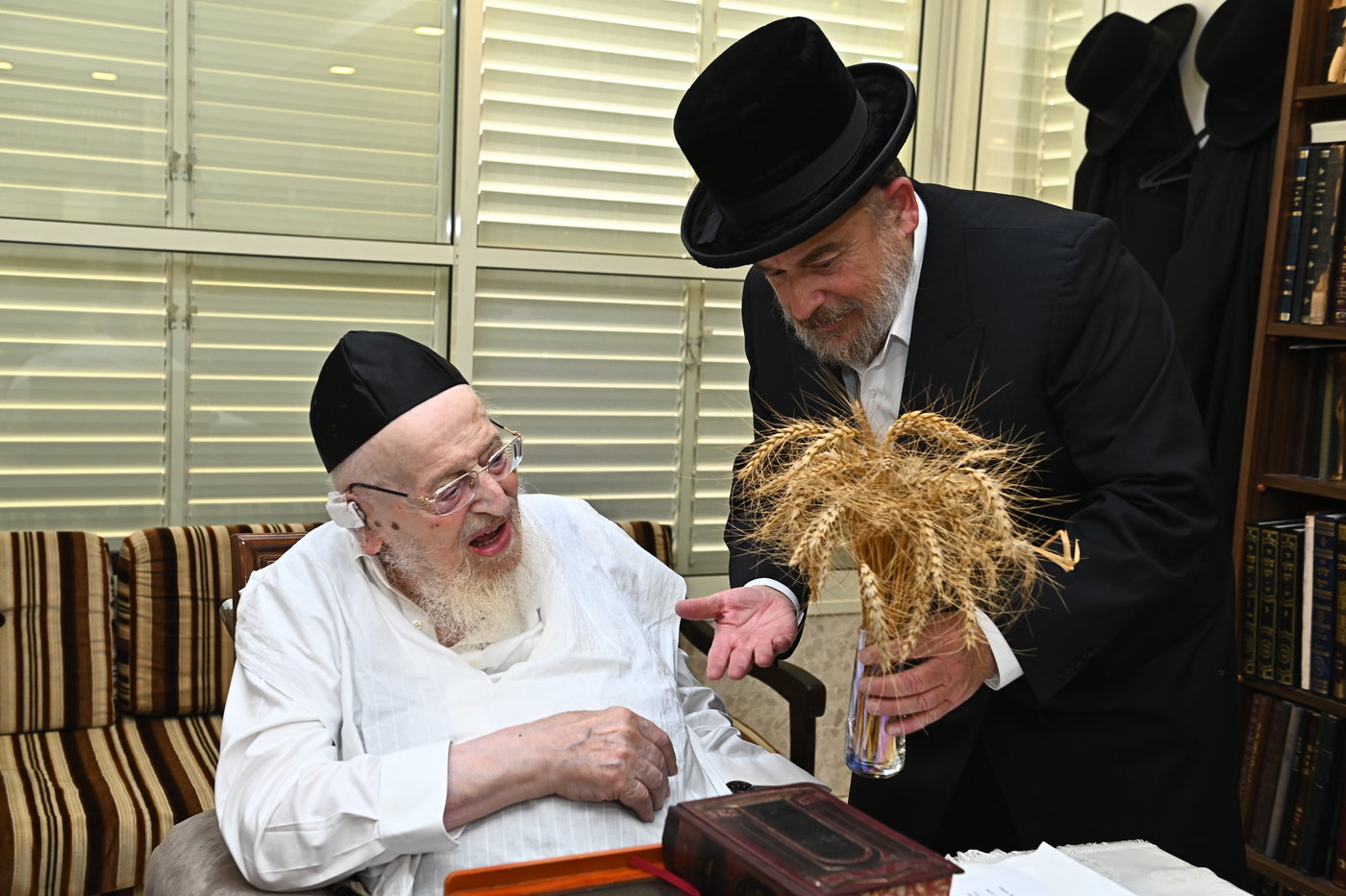 גדולי ישראל מקבלים את ראשית קצירת החיטים בערב החג