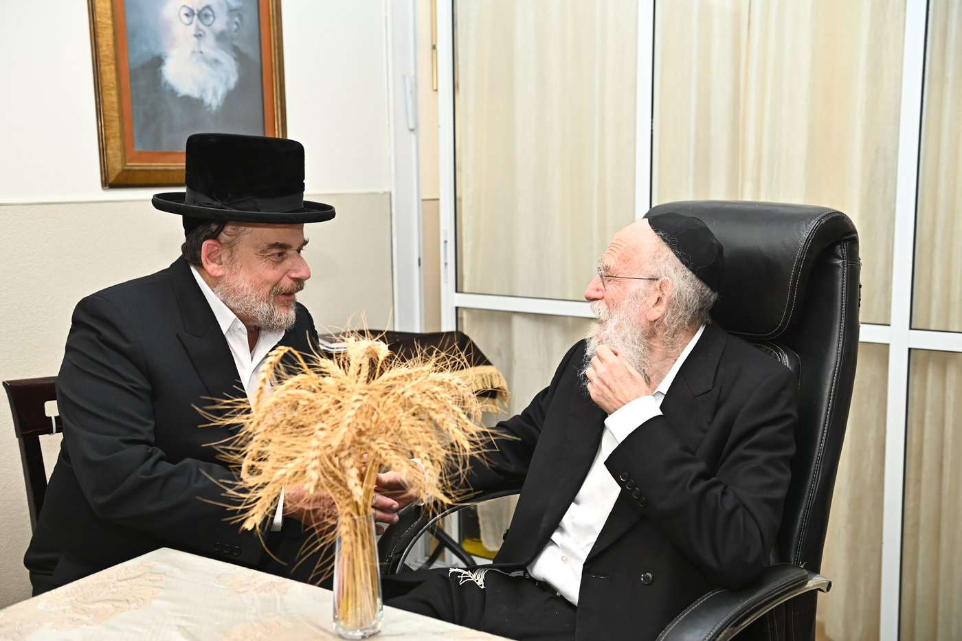 גדולי ישראל מקבלים את ראשית קצירת החיטים בערב החג