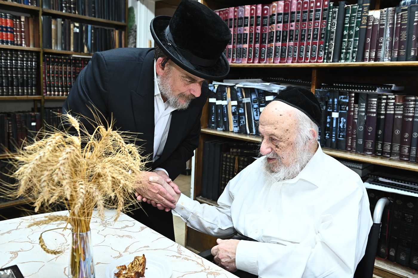 גדולי ישראל מקבלים את ראשית קצירת החיטים בערב החג