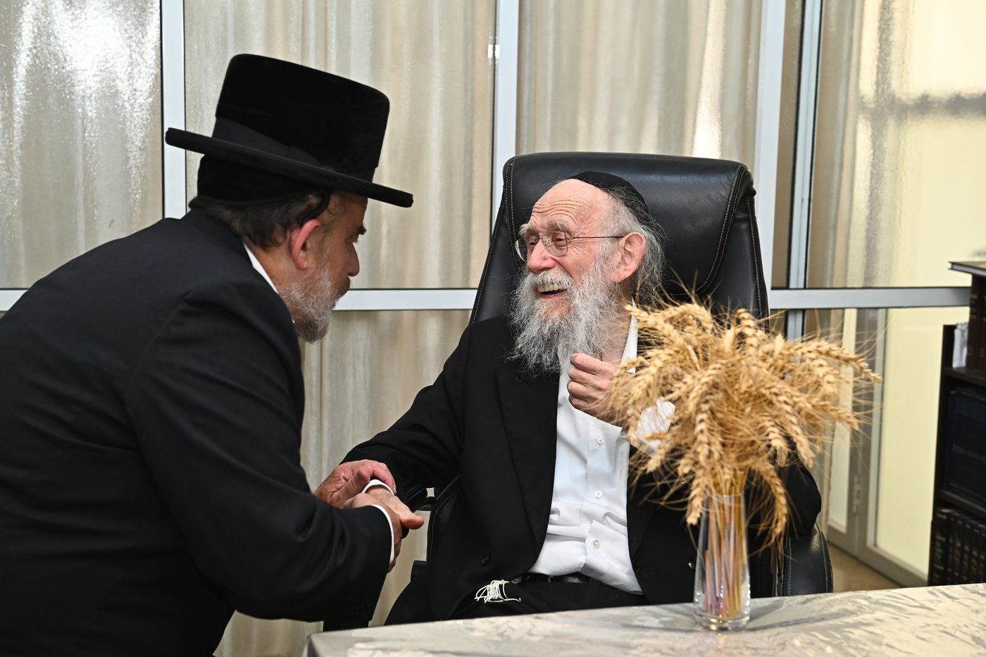 גדולי ישראל מקבלים את ראשית קצירת החיטים בערב החג