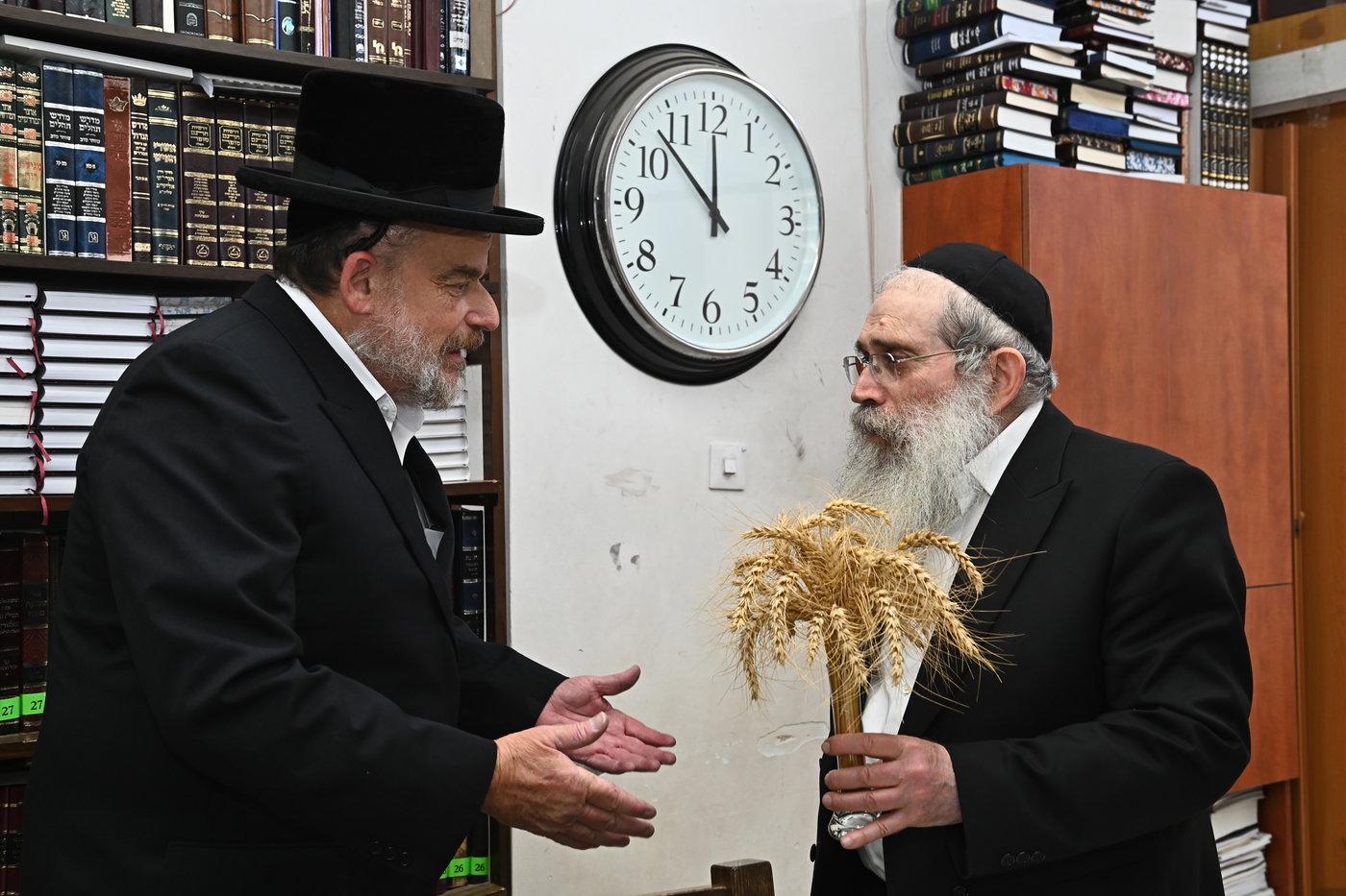גדולי ישראל מקבלים את ראשית קצירת החיטים בערב החג
