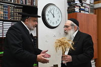 גדולי ישראל מקבלים את ראשית קצירת החיטים בערב החג