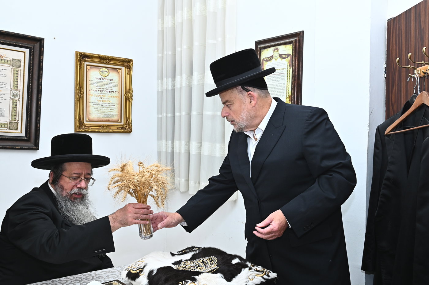 גדולי ישראל מקבלים את ראשית קצירת החיטים בערב החג