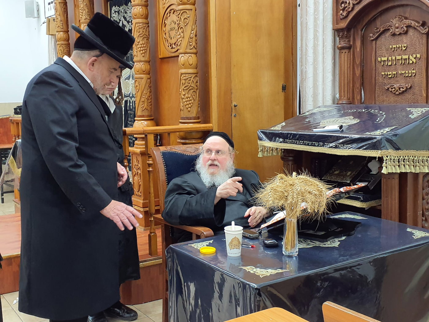 גדולי ישראל מקבלים את ראשית קצירת החיטים בערב החג