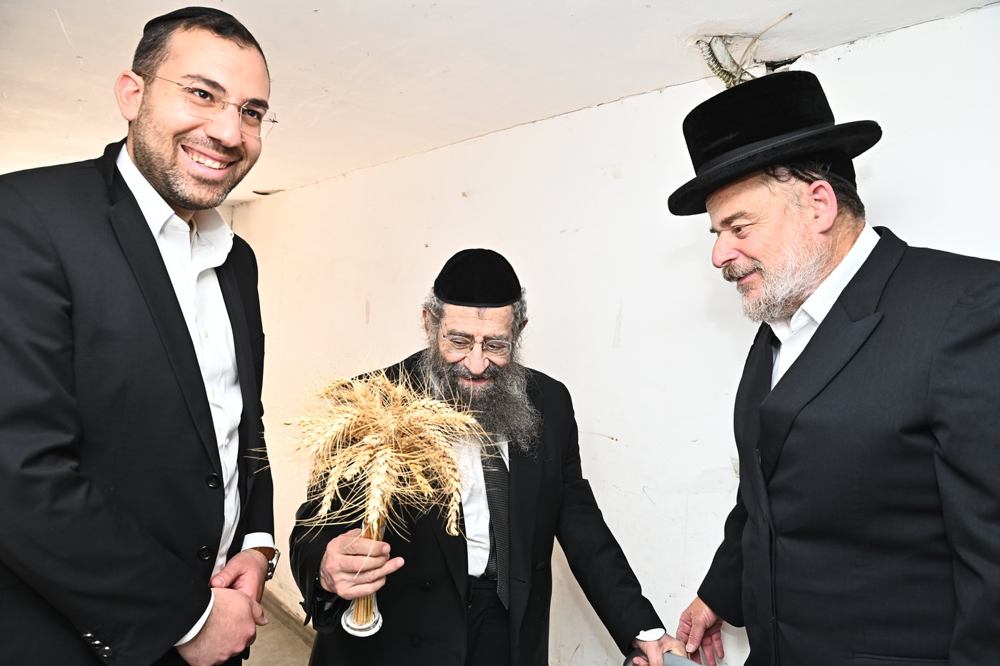 גדולי ישראל מקבלים את ראשית קצירת החיטים בערב החג