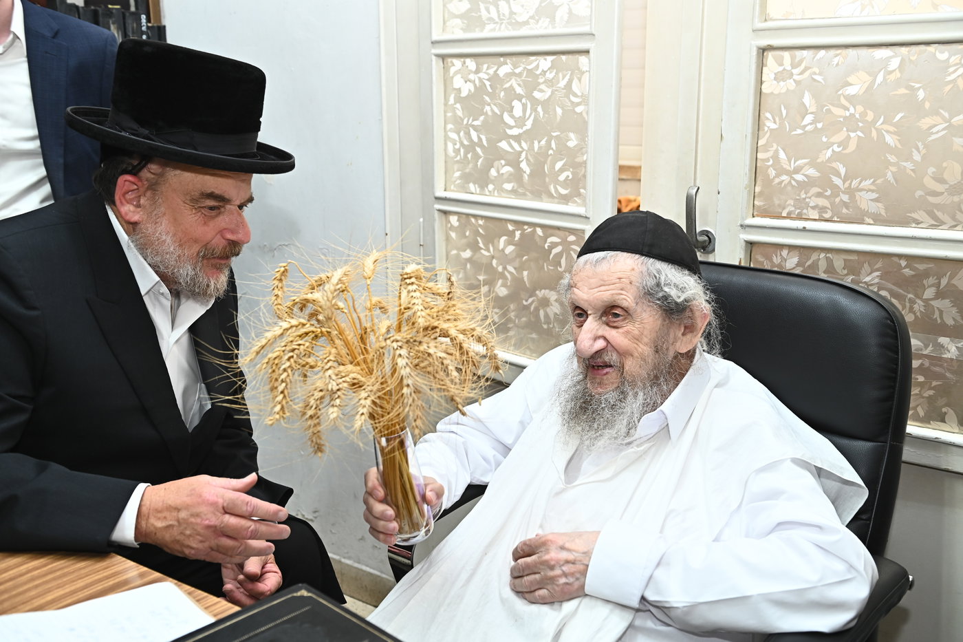 גדולי ישראל מקבלים את ראשית קצירת החיטים בערב החג