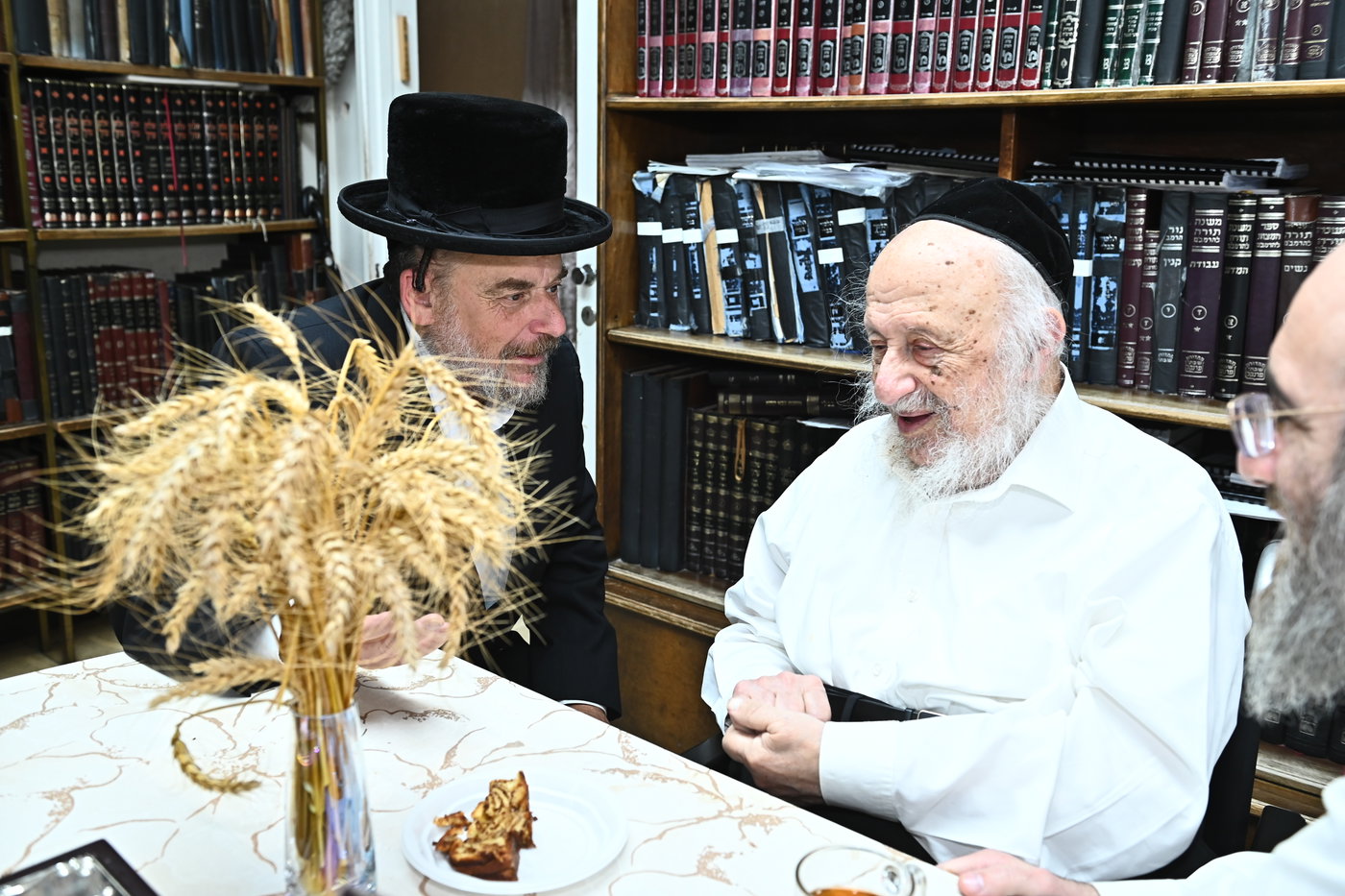 גדולי ישראל מקבלים את ראשית קצירת החיטים בערב החג