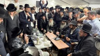 רבנים ואנשי ציבור הגיעו לנחם את האדמו"ר ממעז'בוז | צפו בגלריה