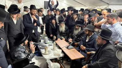 רבנים ואנשי ציבור הגיעו לנחם את האדמו"ר ממעז'בוז | צפו בגלריה