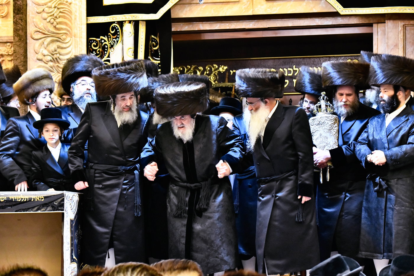 מעמד הכנסת ס"ת של האדמו"ר מויז'ניץ