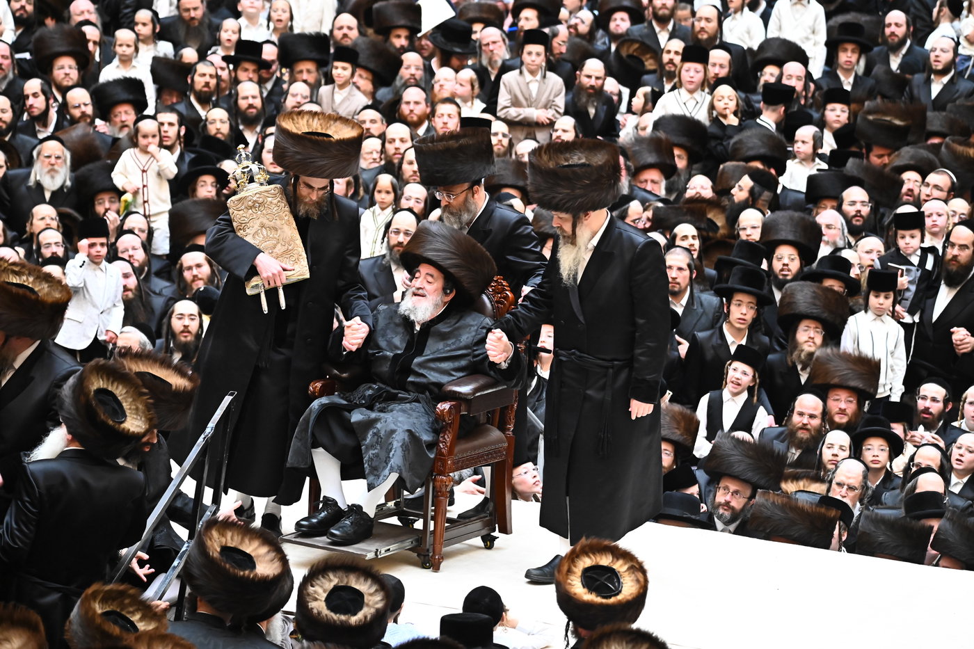 מעמד הכנסת ס"ת של האדמו"ר מויז'ניץ