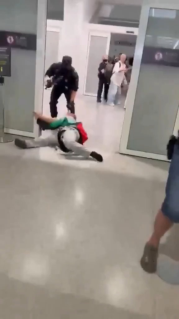 אנשי המשט מטפלים בידיים המסורות של משטרת ספרד