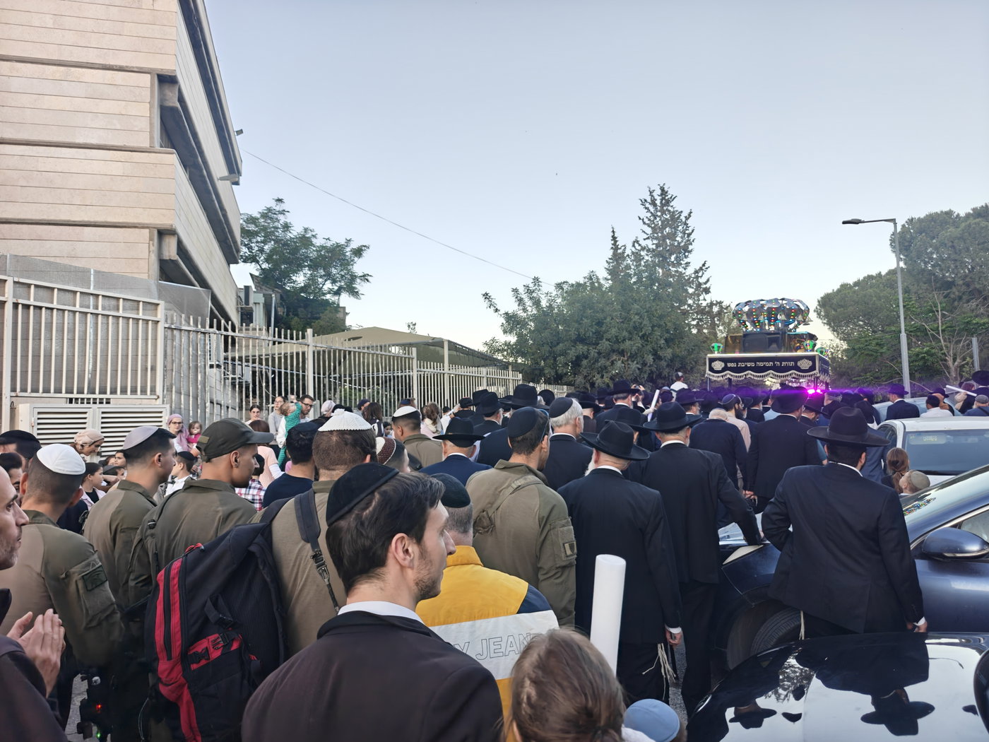 חיילים לצד בחורי ישיבה בהכנסת ספר התורה של הרב בר חיים ממייסדי הנחל החרדי