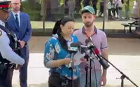 האם נעמדה מול המצלמות: "אסתי, אף אחד לא כועס, חזרי הביתה!"