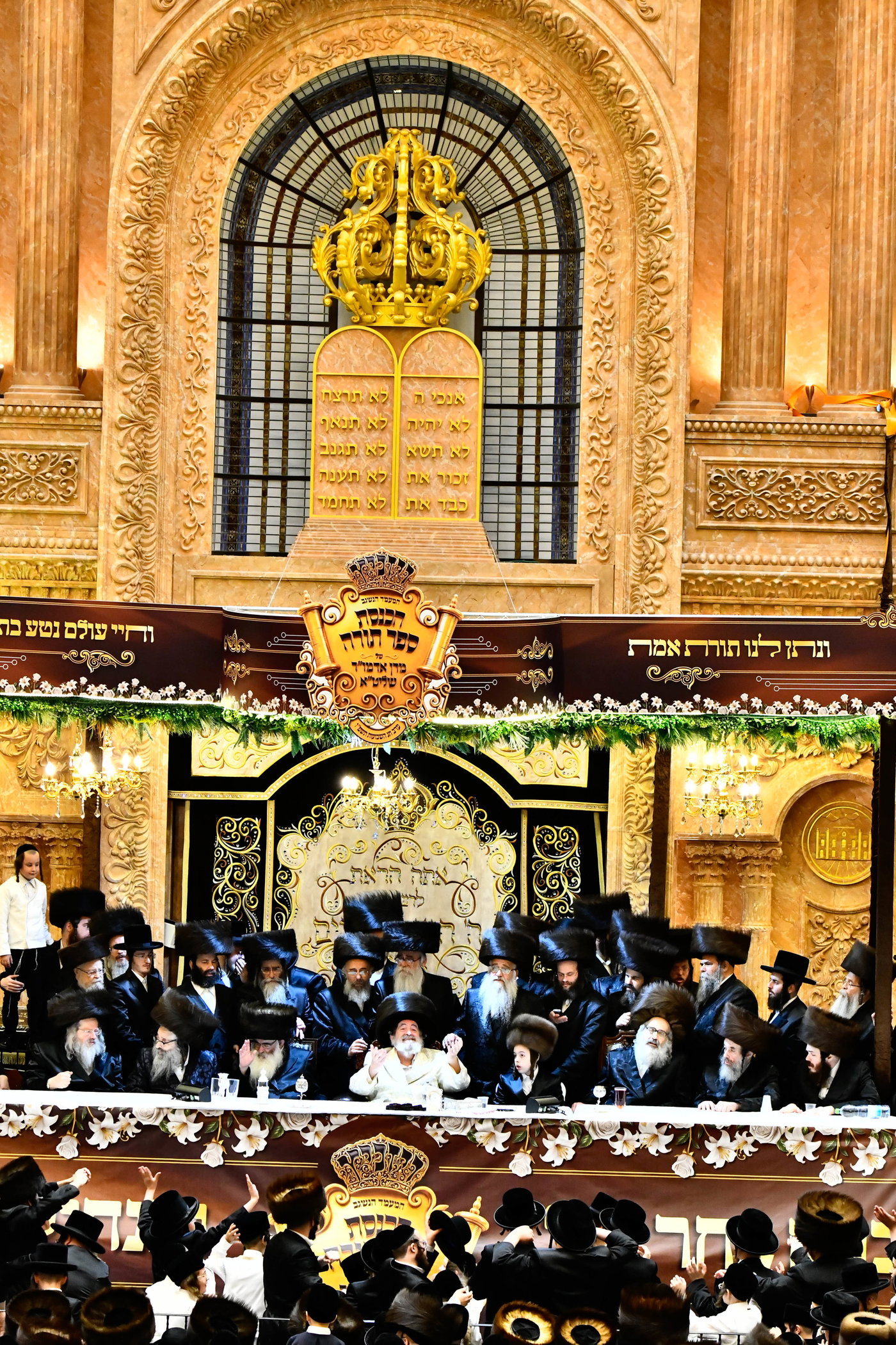 נעילת החג וסעודת הכנסת ס"ת בויז'ניץ